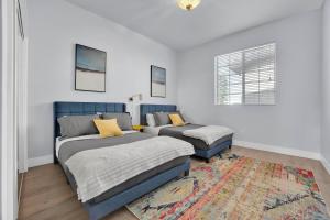 um quarto com 2 camas e um tapete em Hinds by AvantStay Duplex in North Hollywood em Los Angeles