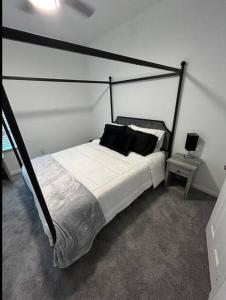 um quarto com uma cama com um edredão preto e branco em Relaxing Family Retreat Near NRG/Toyota Stadiums em Houston