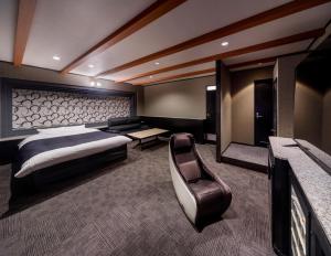 Rúm í herbergi á HOTEL HanaBi 長良の湯 -大人専用-