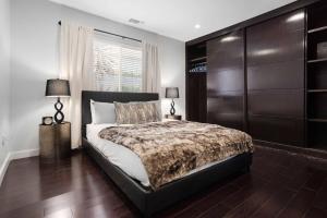 um quarto com uma cama grande e uma grande cabeceira. em Walefield by AvantStay Mid-Wilshire Home Pool em Los Angeles