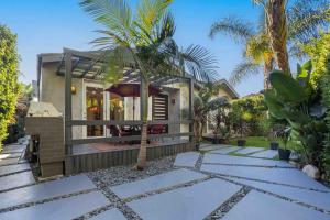 una casa con una palma di fronte di Walefield by AvantStay Mid-Wilshire Home Pool a Los Angeles