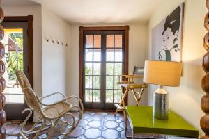 ein Wohnzimmer mit einem grünen Tisch und Stühlen in der Unterkunft Fredonia by AvantStay Great Views of Studio City in Los Angeles