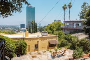 uma casa com uma mesa e cadeiras em cima em Fredonia by AvantStay Great Views of Studio City em Los Angeles