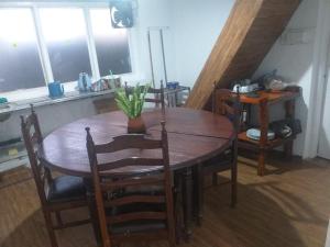 T Bungalow في نوارا إليا: طاولة وكراسي خشبية في الغرفة