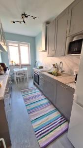 una cocina con una alfombra colorida en el suelo en Room near Triangeln Station- shared kitchen and bathroom en Malmö