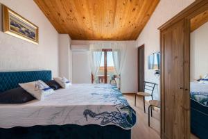 a bedroom with a bed and a wooden ceiling at Casa Meazza-Apartman Nero in Medulin