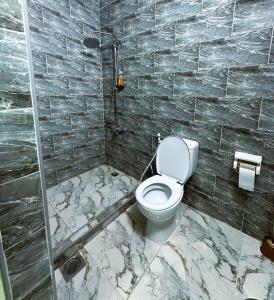 ein Bad mit einem WC und einer ebenerdigen Dusche in der Unterkunft Jerash City View in Gerasa