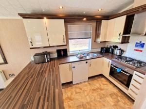 Dapur atau dapur kecil di Benarty 11 with Private Hot Tub - Fife - Loch Leven - Lomond Hills - Pet Friendly +17 gambar