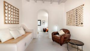 sala de estar con sofá y silla en Tenuta Olive Alive, en Noto