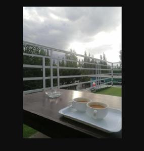 2 tazas de café en una mesa en un balcón en Zago Guest House, en Skardu