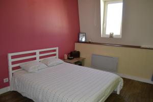 sypialnia z białym łóżkiem i oknem w obiekcie Chambre cosy pour 2 personnes w mieście Chef-Boutonne