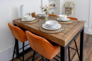 uma mesa de jantar com tigelas e pratos em Spacious 3 Bedroom Home In Glasgow - Free Parking em Glasgow