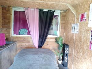 Schlafzimmer mit einem Bett und einem Fenster in der Unterkunft Le Refuge Zen et bien-être bulle in Montpouillan
