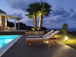 בריכת השחייה שנמצאת ב-Sicilystressfree 5 Stars Villa With Swimmingpool או באזור