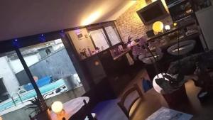 z widokiem z góry na salon z basenem w obiekcie Chambre cosy pour 2 personnes w mieście Chef-Boutonne