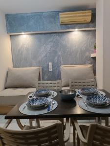 una mesa con platos y cuencos encima en Rooms Anastasia Paralia en Kateríni