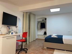 - une chambre avec un lit et un bureau avec un ordinateur dans l'établissement Casa "La Piuma di Brigida" - Porto Antico, Centro Storico, Università, à Gênes