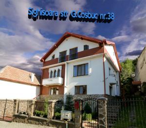 een wit huis met een rood dak bij Cosbuc Residence & Villa in Sighişoara