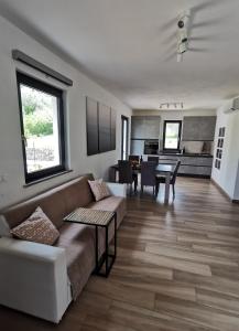 uma sala de estar com um sofá e uma mesa em Casa Marta 11 em Garlenda