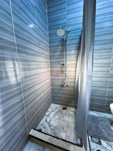 y baño con ducha y lavamanos. en Jerash City View en Jarash