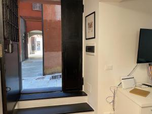 une porte menant à une chambre avec fenêtre dans l'établissement Casa "La Piuma di Brigida" - Porto Antico, Centro Storico, Università, à Gênes