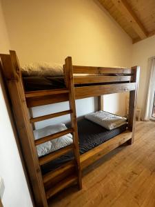 a couple of bunk beds in a room at Ferienwohnung Waldblick in Sinzing