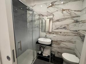 Un baño con lavabo, ducha e inodoro. en Terrazza Annunziata, en Nápoles