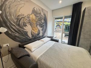 Un dormitorio con un cuadro grande en la pared. en Terrazza Annunziata, en Nápoles