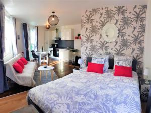 1 dormitorio con 1 cama grande con almohadas rojas en Petit Ecrin à migennes balcon-gare-clim en Migennes
