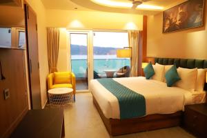 een hotelkamer met een bed en een balkon bij Sea Deck in Port Blair