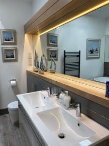 Een badkamer bij Mayflower, Luxury Norfolk Retreat - Brancaster, Sleeps 4 -12