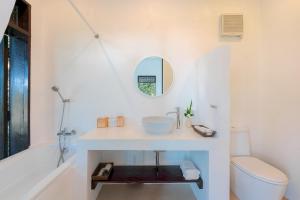 een badkamer met een wastafel en een toilet bij Riverside Pool Villa - Nature Escape - Chiang Mai in Ban Don +35 foto's
