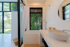 Vannas istaba naktsmītnē 8th Wonder - Pool Villa - Riverside gem in Chiang Mai
