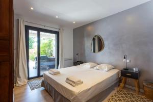 เตียงในห้องที่ Chez Robert - luxueuse villa à proximité des plages avec une piscine privée