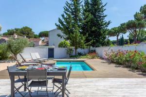 Bazen u objektu Chez Robert - luxueuse villa à proximité des plages avec une piscine privée ili u blizini