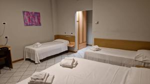 Postel nebo postele na pokoji v ubytování Hotel Dogana