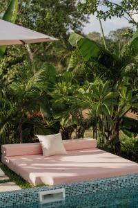 een bed naast een zwembad bij Riverside Pool Villa - Nature Escape - Chiang Mai in Ban Don