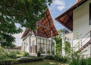 een uitzicht op een huis met glazen ramen bij Riverside Pool Villa - Nature Escape - Chiang Mai in Ban Don