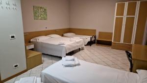 Postel nebo postele na pokoji v ubytování Hotel Dogana