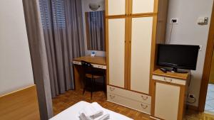 TV a/nebo společenská místnost v ubytování Hotel Dogana