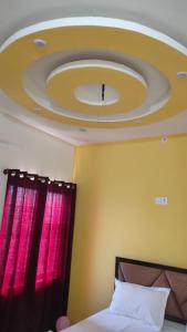 HOTEL MEERA في Bettiah: السقف مع ضوء دائري في غرفة النوم