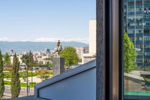 een balkon met uitzicht op de stad bij Nina Palace Hotel in Tbilisi City