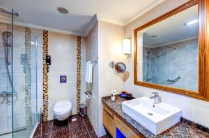 y baño con lavabo, ducha y aseo. en Bera Alanya Hotel - Halal All Inclusive, en Konaklı