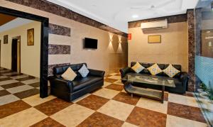 a lobby with two leather chairs and a couch at Treebo Trend Dream Palace in Jaipur