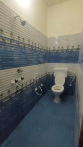 Ένα μπάνιο στο HOTEL MEERA