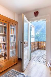 Cette chambre dispose d'une porte coulissante en verre et d'un balcon. dans l'établissement B&B Meublè Giustina, à Auronzo di Cadore