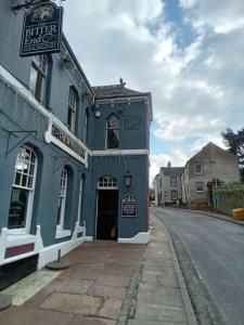 ein blaues Gebäude an der Straßenseite in der Unterkunft Tanners Cottage in Cockermouth