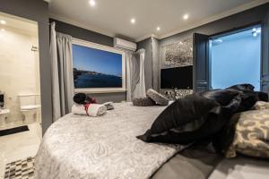 sypialnia z dużym łóżkiem i dużym oknem w obiekcie Luxurious Seaview Holiday Home in Historic Birgu w mieście Birgu