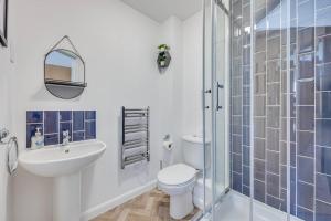 y baño con aseo, lavabo y ducha. en Beautiful Apartment in City Centre with Free Parking, Balcony, Fast Wifi and Smart TV by Yoko Property, en Coventry