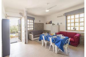 Η κουζίνα ή μικρή κουζίνα στο Villa Milon Near The Sea - Happy Rentals